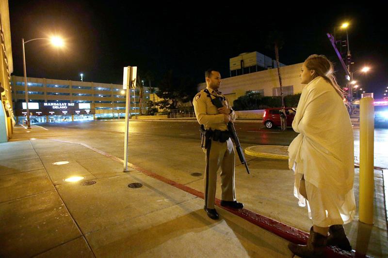 Hillary Clinton pidi&oacute; hoy poner a un lado la pol&iacute;tica para evitar que se vuelva a repetir una matanza parecida a la que se registr&oacute; en las &uacute;ltimas horas en la ciudad de Las Vegas. 