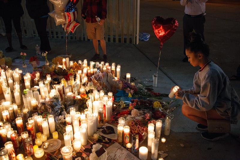 Familiares y amigos sufren el lento proceso de identificaci&oacute;n de las v&iacute;ctimas. 