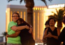 Masacre de Las Vegas: ¿los hospitales son capaces de atender a las víctimas? Feligreses de la iglesia de The Gathering oran cerca del hotel Mandalay Bay en memoria de las víctimas del tiroteo en masa en Las Vegas, Nevada,