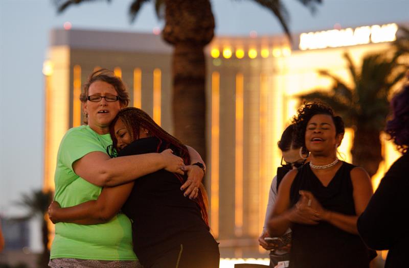 Feligreses de la iglesia de The Gathering oran cerca del hotel Mandalay Bay en memoria de las v&iacute;ctimas del tiroteo en masa en Las Vegas, Nevada,