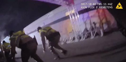 Captura de un vídeo grabado con una cámara de un agente que muestra a policías durante el tiroteo del pasado domingo en Las Vegas.