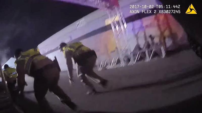 Captura de un v&iacute;deo grabado con una c&aacute;mara de un agente que muestra a polic&iacute;as durante el tiroteo del pasado domingo en Las Vegas.