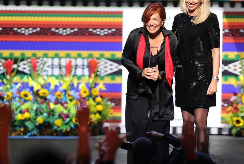 La chef colombiana Leonor Espinosa (i) recibe el premio a la mejor chef de Latinoamerica.