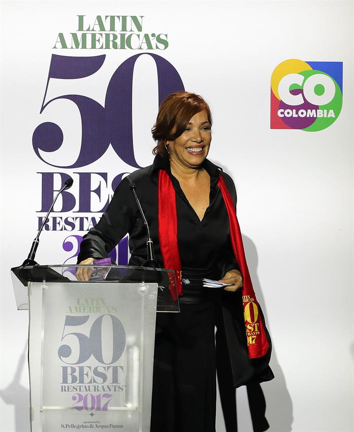 Leonor Espinosa recibe el premio a la mejor chef de Latinoamerica, durante la premiaci&oacute;n de los 50 Mejores Restaurantes de Latinoam&eacute;rica. 
