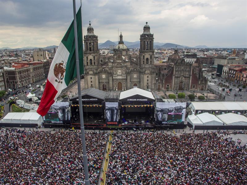 Fotograf&iacute;a cedida por la promotora OCESA de una vista general de los asistentes al concierto "Estamos Unidos Mexicanos" el domingo 8 de octubre de 2017, en el z&oacute;calo de Ciudad de M&eacute;xico (M&eacute;xico).
