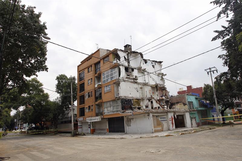 Edificio en Ciudad de M&eacute;xico. A d&iacute;as de empezar la demolici&oacute;n de sus edificios hoy repletos de grietas.