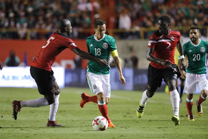 Andr&eacute;s Guardado disputa el bal&oacute;n con Daneil Cyrus de Trinidad y Tobago.