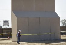 La construcción de los prototipos del nuevo muro en la frontera entre México y Estados Unidos avanzan según lo programado por el Gobierno que espera estén listos dentro de las próximas dos semanas. EFE/David Maung