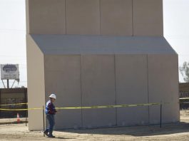 La construcción de los prototipos del nuevo muro en la frontera entre México y Estados Unidos avanzan según lo programado por el Gobierno que espera estén listos dentro de las próximas dos semanas. EFE/David Maung