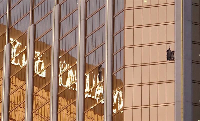 Vista de una ventana destrozada en la fachada del hotel Mandalay Bay, cerca del lugar donde se produjo un tiroteo indiscriminado la pasada noche en Las Vegas
