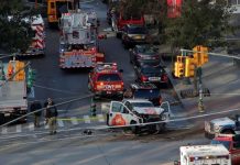 Al menos seis personas murieron hoy en el centro de Manhattan al ser arrolladas por una camioneta. (foto twitter)