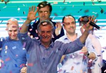 Argentina refrenda la gestión de Macri con rotundo apoyo en las legislativas El presidente argentino, Mauricio Macri, saluda hoy, domingo 22 de octubre de 2017, en el búnker del partido Cambiemos, en Buenos Aires (Argentina).