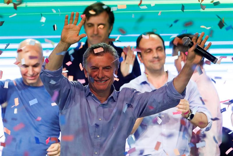 El presidente argentino, Mauricio Macri, saluda hoy, domingo 22 de octubre de 2017, en el búnker del partido Cambiemos, en Buenos Aires (Argentina).