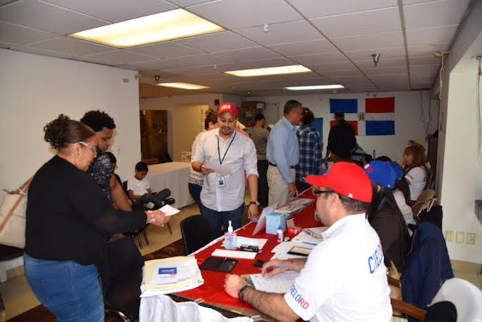 Dominicanos residentes en la parte Alta del Norte del Estado de Nueva York reciben servicios del Consulado Dominicano durante el operativo realizado por primera vez en Albany.