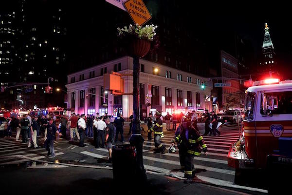 La Polic&iacute;a de Nueva York y el cuerpo de bomberos een la escena de la explosi&oacute;n en la calle 23 entre 6 y 7 Avenue en el barrio de Manhattan en Nueva York.