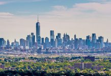 Nueva York corteja a Amazon para convertirse en su segunda sede central Decenas de ciudades o condados están cortejando a Amazon para que se conviertan en sede de lo que se comienza a llamar HQ2 o la segunda sede de Amazon, que ahora funciona con sus oficinas centrales en la ciudad occidental de Seattle.