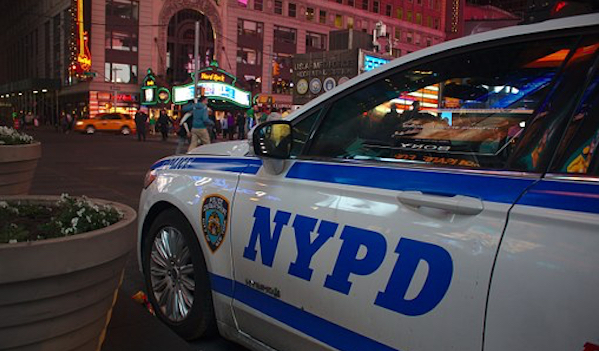 Dos detectives de Nueva York fueron acusados hoy de la presunta violaci&oacute;n de una joven que estaba esposada bajo su custodia