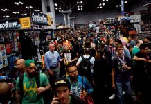 Visitantes caminan entre vendedores y expositores, durante la convención Comic-Con de Nueva York.