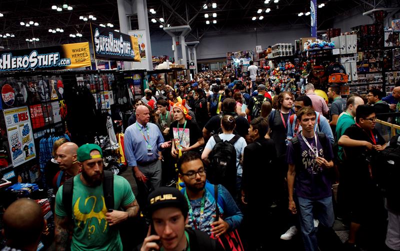 Visitantes caminan entre vendedores y expositores, durante la convenci&oacute;n Comic-Con de Nueva York.
