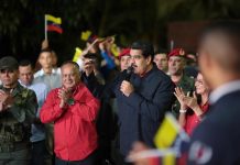 EEUU dice que las elecciones en Venezuela no fueron "libres" ni "justas" El mandatario venezolano, Nicolás Maduro (c), mientras habla durante una alocución tras conocerse los resultados oficiales de las elecciones regionales en Caracas (Venezuela). El presidente de Venezuela, Nicolás Maduro, celebró hoy la victoria del oficialismo en las elecciones regionales celebradas este domingo en su país, en las que logró el triunfo en 17 gobernaciones.