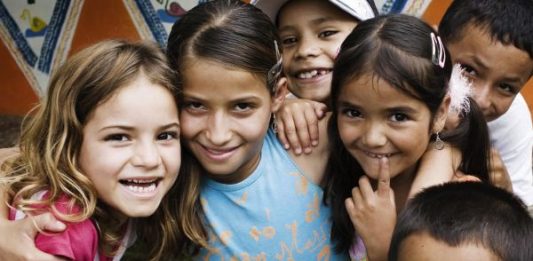 El porcentaje de latinos que reside en Estados Unidos y que dice hablar español en casa se redujo en un 5 %, entre 2006 y 2015, lo que contrasta con el aumento del número de hispanos que viven en el país.