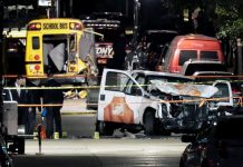 Cinco de los fallecidos por el atentado de Nueva York eran argentinos Personal de emergencia asegura el área en la escena de un crimen donde un hombre condujo una camioneta por la vía de bicicletas hoy, martes 31 de octubre de 2017, en Nueva York. Ocho personas murieron en el incidente y al menos 11 resultaron heridas cuando el conductor atropelló a peatones y ciclistas que transitaban por la ciclorruta.