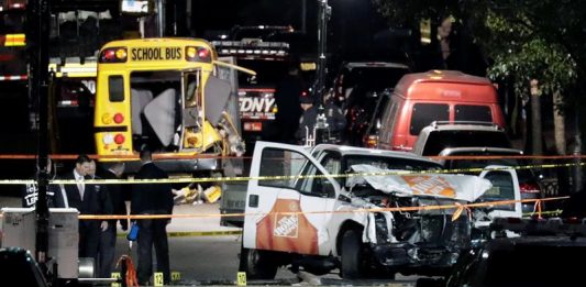 Personal de emergencia asegura el área en la escena de un crimen donde un hombre condujo una camioneta por la vía de bicicletas hoy, martes 31 de octubre de 2017, en Nueva York. Ocho personas murieron en el incidente y al menos 11 resultaron heridas cuando el conductor atropelló a peatones y ciclistas que transitaban por la ciclorruta.