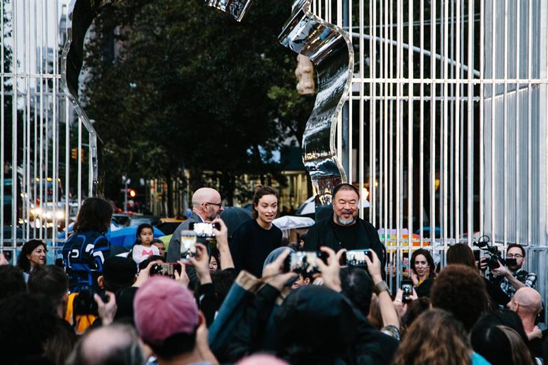 Ai Weiwei, artista internacional y activista de derechos humanos chino, acompañado por la actriz Olivia Wilde.