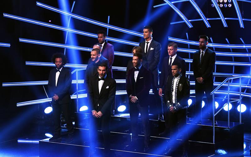 El Once Ideal de 2017 de la FIFA, formado por: Gianlugi Buffon (Juventus de Turín); Dani Alves (PSG), Sergio Ramos (Real Madrid), Leonardo Bonucci (Milán), Marcelo (Real Madrid); Luka Modric (Real Madrid), Toni Kroos (Real Madrid), Andrés Iniesta (Barcelona); Neymar (PSG), Lionel Messi (Barcelona) y Cristiano Ronaldo (Real Madrid) posan luego de ser anunciados hoy, lunes 23 de octubre de 2017, en el London Palladium de Londres (Reino Unido).