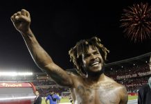Román Torres de Panamá celebra la victoria de su equipo hoy, martes 10 de octubre de 2017, durante un partido correspondiente a las eliminatorias de la Concacaf al Mundial de Rusia de 2018 disputado entre Panamá y Costa Rica, en Ciudad de Panamá (Panamá).