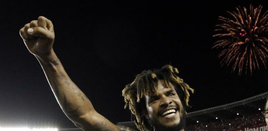 Román Torres de Panamá celebra la victoria de su equipo hoy, martes 10 de octubre de 2017, durante un partido correspondiente a las eliminatorias de la Concacaf al Mundial de Rusia de 2018 disputado entre Panamá y Costa Rica, en Ciudad de Panamá (Panamá).