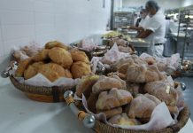 El pan de muerto, un homenaje a los difuntos y un manjar que corona las mesas Fotografía del 26 de octubre de 2017, de un panadero mexicano, que realiza la elaboración de un pan de muerto en ciudad de México (México).