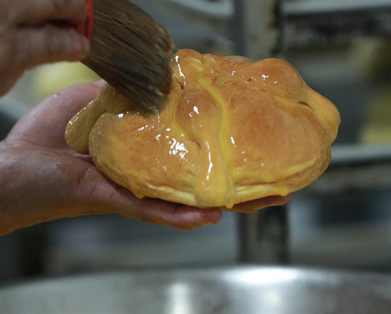 Fotograf&iacute;a del 26 de octubre de 2017, de un panadero mexicano, que realiza la elaboraci&oacute;n de un pan de muerto en ciudad de M&eacute;xico (M&eacute;xico). 