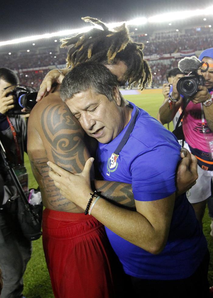  Rom&aacute;n Torres de Panam&aacute; celebra la victoria de su equipo hoy, martes 10 de octubre de 2017, durante un partido correspondiente a las eliminatorias de la Concacaf al Mundial de Rusia de 2018 disputado entre Panam&aacute; y Costa Rica, en Ciudad de Panam&aacute; (Panam&aacute;).