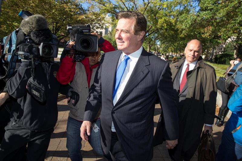 Paul Manafort, exjefe de campaña del presidente estadounidense Donald Trump, saliendo de la corte federal.