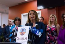 Pelosi busca con "soñadores" estrategia para una legalización "limpia" La líder demócrata de la Cámara de Representantes, Nancy Pelosi (c), habla durante una rueda de prensa celebrada tras una reunión con beneficiarios de la Acción Diferida (DACA), activistas, y legisladores