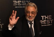 Plácido Domingo posa a su llegada a los premios FIFA 'The Best' 2017.