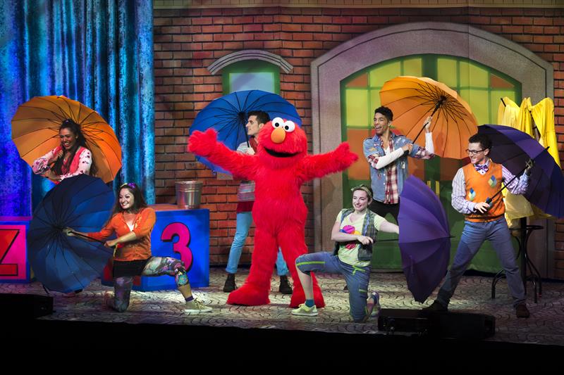 Fotograf&iacute;a cedida el 18 de octubre de 2017, donde se observa al personaje Elmo (c), de la serie de televisi&oacute;n infantil conocida como "Plaza S&eacute;samo", durante una escena del nuevo espect&aacute;culo "Sesame Street Live! Let's Party!"