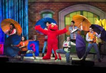 Fotografía cedida el 18 de octubre de 2017, donde se observa al personaje Elmo (c), de la serie de televisión infantil conocida como "Plaza Sésamo", durante una escena del nuevo espectáculo "Sesame Street Live! Let's Party!"