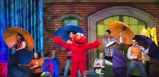 Fotografía cedida el 18 de octubre de 2017, donde se observa al personaje Elmo (c), de la serie de televisión infantil conocida como "Plaza Sésamo", durante una escena del nuevo espectáculo "Sesame Street Live! Let's Party!"