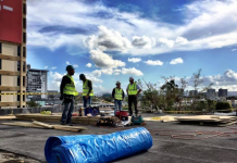 Cuerpo de Ingenieros del Ejército estadounidense trabaja en la instalación de toldos en Puerto Rico Las brigadas de instalación de toldos azules del Cuerpo de Ingenieros del Ejército de Estados Unidos, para reparar casas sin techo.