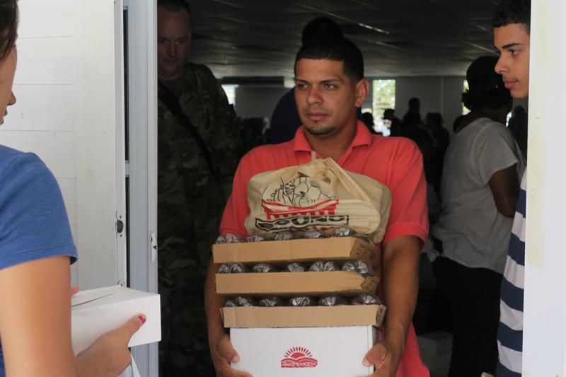 Un vecino del municipio Jayuya recibe donativos.