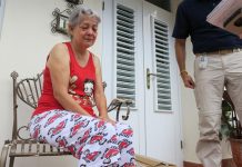 La vecina del municipio Jayuya Vivian Pagán recibe asistencia de una oficial de FEMA