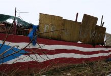 Puerto Rico no podrá reclamar la ayuda estadounidense en el litigio de la deuda Vista de un tablón de madera que reza "PR Se Levanta", lema usado por puertorriqueños tras el paso del huracán María.