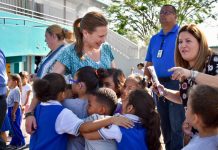 Julia Keleher, espera que los fondos federales que llegarán durante los próximos meses a la isla para paliar los daños provocados por el huracán María en las escuelas contribuyan a la mejora del sistema docente. (foto twitter @SecEducacionPR)