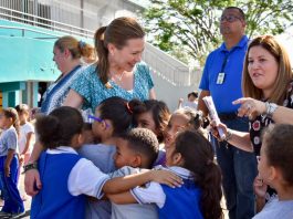 Tras 10 días del paso del huracán, Puerto Rico continúa sin electricidad