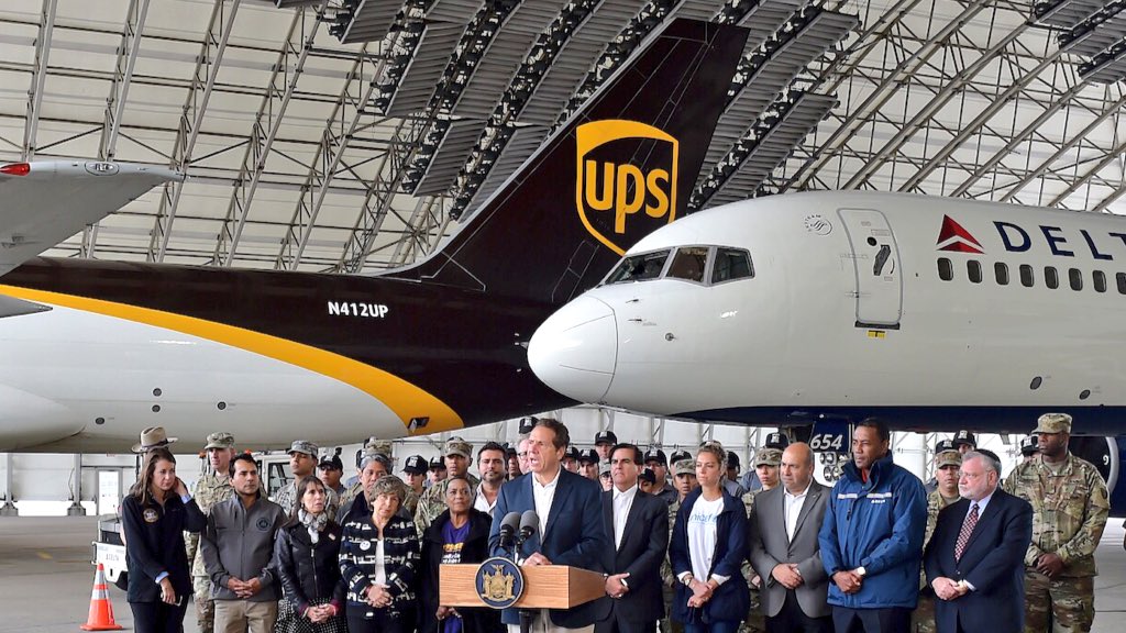 Andrew Cuomo, viajó hoy a Puerto Rico para llevar ayuda destinada a las víctimas del huracán María. (foto twitter @NYGovCuomo)
