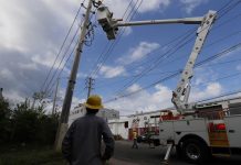El servicio eléctrico en Puerto Rico ha quedado muy dañado debido al paso del huracán María en septiembre pasado.