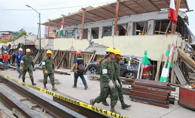 Fotograf&iacute;a de archivo de los elementos del Ejercito Mexicano y voluntarios realizando labores de rescate en el colegio Enrique R&eacute;bsamen.