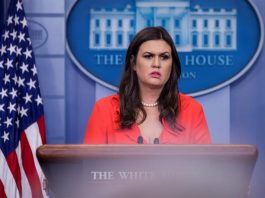 La secretaria de prensa de la Casa Blanca, Sarah Huckabee Sanders, habla a los medios durante su sesión informativa diaria